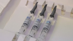 Celosvetová zaočkovanosť klesá. Viete, ako je na tom Slovensko?