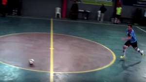 To by zabilo aj koňa! Ľavačka futsalistu a jej torpédo od polovice do vinkla!