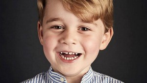 Štvorročný princ George dnes nastúpil do školy