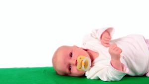 Okoloidúci našli na ulici bábätko, bolo podchladené