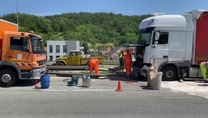 V Košiciach havaroval kamión. Zasahovať museli hasiči