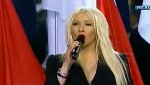 Hanba! Christina Aguilera poplietla slová hymny
