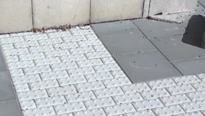 Dlažobné kocky chýbali kvôli ich odcudzeniu. Robotníci si poradili kreatívne