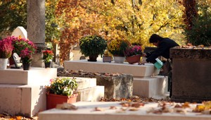 Mladíci kradli na cintoríne, rodina ich bránila lopatou