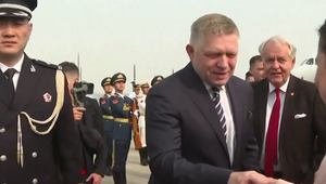Robert Fico pristál v Číne s rekordnou podnikateľskou delegáciou
