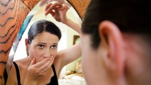 Žena si 9 mesiacov nečesala vlasy a keď prišla do salónu, kaderníčka skoro odpadla: TOTO jej v nich našla!