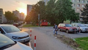 Nehoda autobusu v Dúbravke. Rútil sa nekontrolovateľne po chodníku