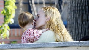 Pri TOMTO by sa mnohé matky červenali: Dcéra celebritných rodičov berie materstvo po svojom