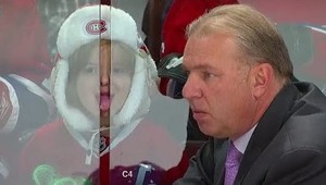 Nuda na hokeji - jazyk medzi plexisklom. Ešteže nebola staršia...