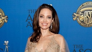 Konečne sa vykašľala na čiernu: V týchto šatách bola Angelina Jolie ako bohyňa