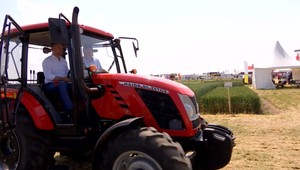 Pellegrini v traktore odkázal Európskej komisii, čo si myslí o poľnohospodárskej politike EÚ