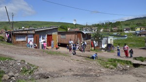 Predajca cúval pred rozhnevanými osadníkmi, prešiel chlapca