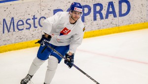 Z nominácie na MS v hokeji vypadol obranca Petrovický