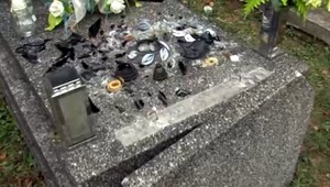 Vandali zničili hrob. Mužovi na invalidnom dôchodku ostali len oči pre plač
