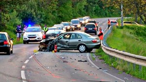 Pri Prievidzi sa čelne zrazilo auto s kamiónom