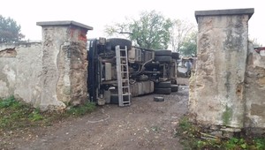 Po búraní nelegálnych chatrčí sa prevrátil nákladiak s odpadkami