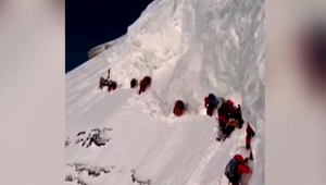 Bez záujmu prekročili nosiča a nechali ho zomrieť. Mali ho zachrániť?