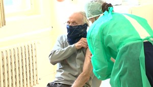 Zisťovali sme, kto a kedy dostane tretiu dávku očkovania