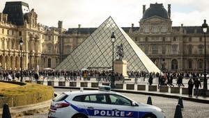 Francúzska polícia chytila ďalších podozrivých z krádeže v Louvri. Šperky sa stále nenašli