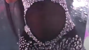 Prekvapenie na koncerte! Speváčka odhalila tehotenstvo v trblietavom kostýme!