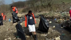 Starostka aj obyvatelia čistili neporiadok z plastov, ktoré vyhodili ľudia a bobry to použili na stavbu