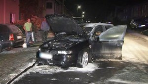 Obyvateľov obce vystrašil silný náraz. Vodič musel unikať z horiaceho auta