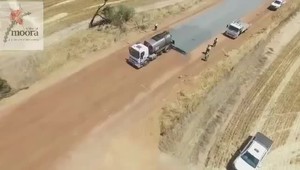 Dron natočil bleskových cestárov. Päť kilometrov natiahli ako koberec za dva dni