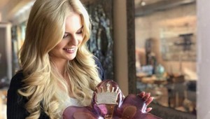 Víťazka Miss vyrobila na svetové finále vlastnoručný dar