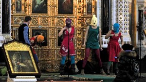 Dve členky Pussy Riot utiekli pred políciou z Ruska