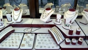 Erik hrdinom. Zlodejov zamkol v zlatníctve