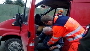 Opilec za volantom: Zobudiť ho nevedeli ani policajti!