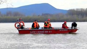Pátranie je stále neúspešné. Vojtecha z prevráteného člna nevedia nájsť