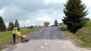 V jednej hladký asfalt, v druhej tankodrom. Sú obce, kde pre jeden výtlk položia nový koberec