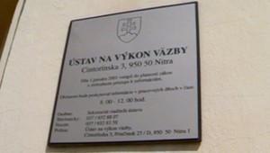 Pre možný justičný omyl skončil ich syn za mrežami. Zdá sa im, že bojujú s veternými mlynmi