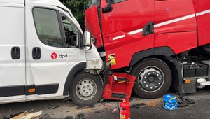 Vážna dopravná nehoda kamióna a dodávky. Jeden z vodičov bol zakliesnený