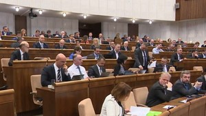 Poslanci schválili uznesenie k dlhovej brzde. Opozícia je vo veľkom proti
