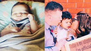 Dvojmesačného chlapca prizabil vlastný otec: Táto rodina mu zachránila život