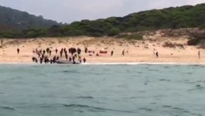 Vesty pohádzali do mora, vyskákali z lode a utekali pomedzi vystrašených turistov. Unikátne video zachytilo ako utečenci utiekli hliadke