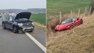 Zrážka dvoch vozidiel. Ferrari skončilo v priekope, škoda je viac ako 500 000 eur