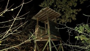 Človek v horiacom poľovníckom posede