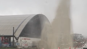 Vzduchom lietali kamene. Porucha potrubia spôsobila striekanie vody