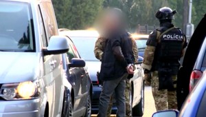 Kukláči zasahovali v Kalinkove, podľa svedkov zadržali starostu