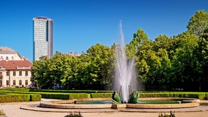 Nahý bezdomovec sa opaľoval v Medickej záhrade