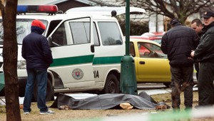 Muž priamo na ulici v Bratislave zastrelil ženu (†55)