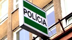 Policajt, ktorý podcenil volanie o pomoc na tiesňovú linku, príde o prácu