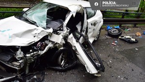 Nehoda troch áut: Vodič, ktorý prešiel do protismeru mal pozitívny test na drogy