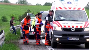 Najprv oslavovali, potom sadli za volant. Dvaja kamaráti skončili v nemocnici