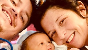 Prvý pohľad na novonarodenú dcérku ich vydesil aj rozplakal: Takéto bábo ste ešte nevideli!