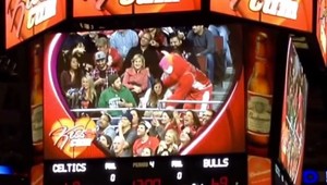 Geniálna bozkávacia kamera! Až maskot zachránil ohrdnutú ženu