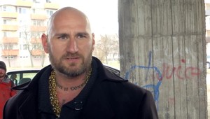 Muž v Komárne rozdával jedlo bezdomovcom, vyšetruje ho hygiena